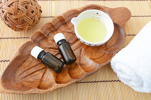 applying essential oils may help in relieving itchy scalp