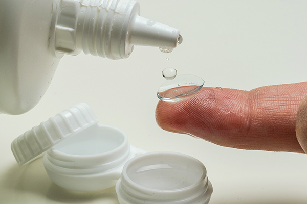 importance of cleaning the contact lens case