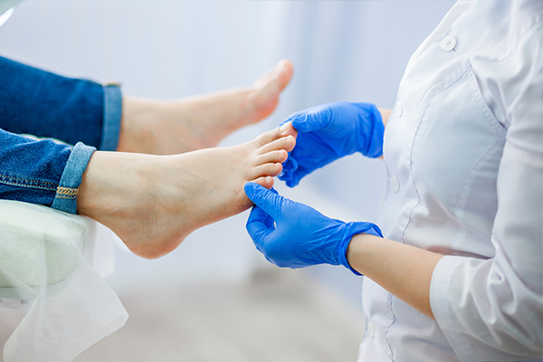 how is athlete's foot diagnosed?