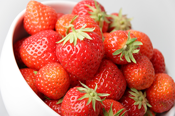do strawberries promote dental health?