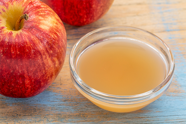 apple cider vinegar can help tighten skin pores