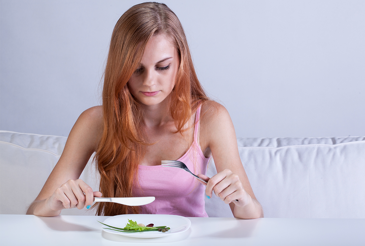 a dietitian helps manage eating disorders