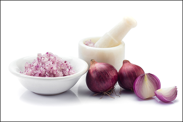 using onion juice for improved hair care