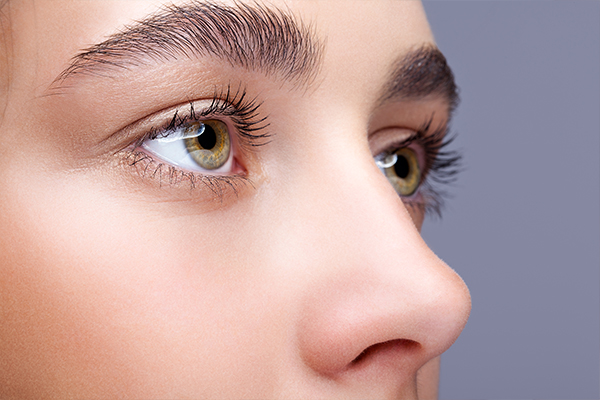 is it common to lose eyelashes every day?