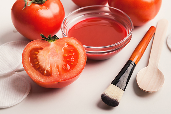 tomatoes offer multiple cosmetic benefits