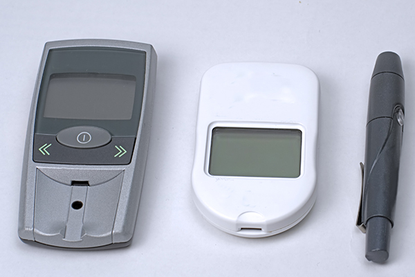 using monitoring devices at home can help people with diabetes