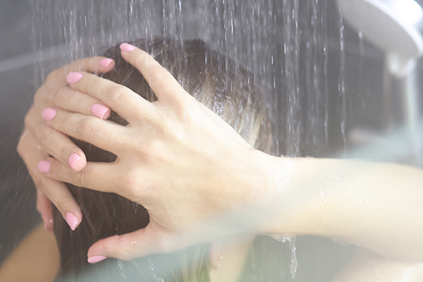 can taking a hot water bath be harmful to your hair?